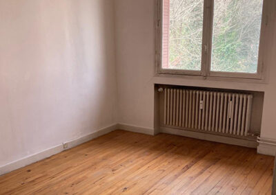 chambre-renovation-mur-chauffage-fenetre-parquet