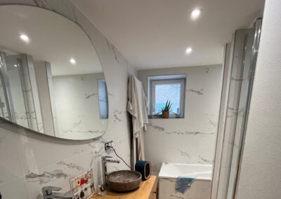 renovation-sanitaire-salle-de-bains-moderne-maison-professionnel-artisan